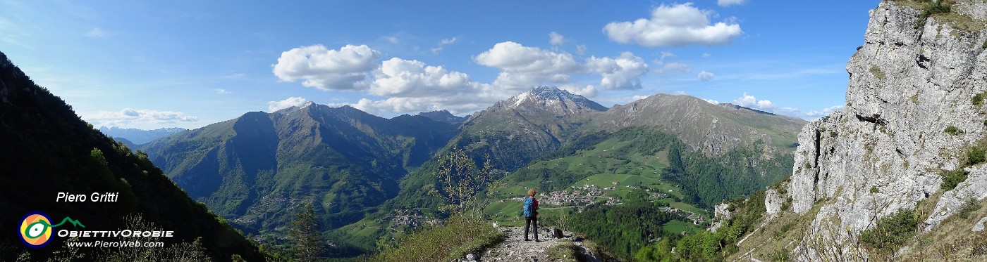 14 Vista verso Menna, Arera, Grem e conca di Oltre il Colle-Zambla.jpg